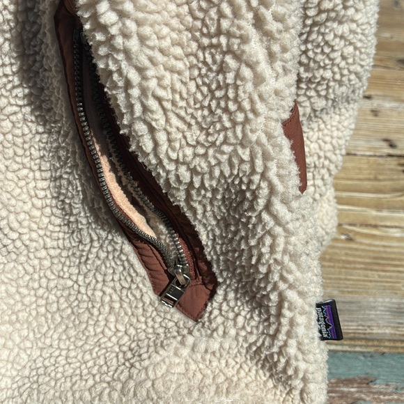Patagonia Women's Tan Teddy Jacket - Picture 3 of 6